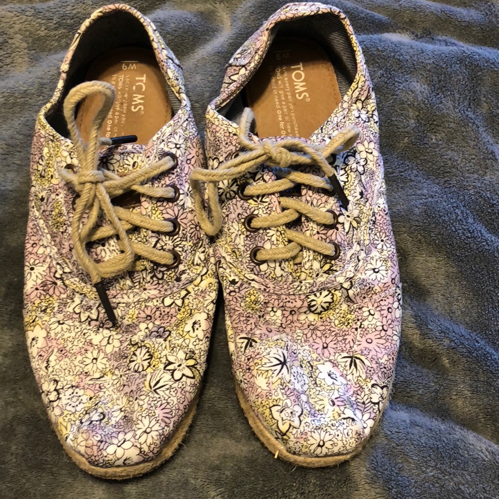 Brand new TOMS floral print shoes
